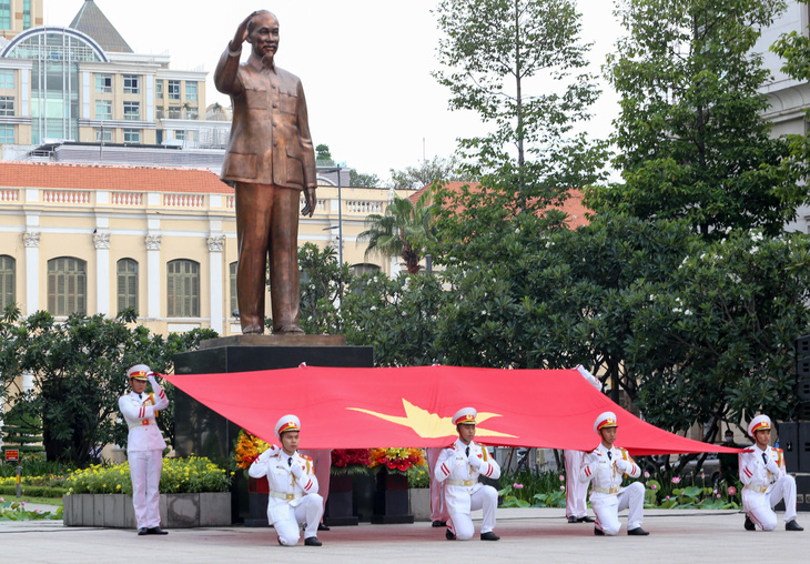 Lãnh đạo TP.HCM chào cờ kỷ niệm 130 năm ngày sinh Bác Hồ - Ảnh 3.
