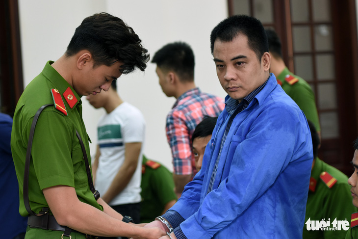 Giang 36 và Nguyễn Tấn Lương nhận 4 năm tù vụ ‘giang hồ’ vây xe chở công an - Ảnh 1.