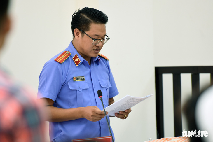 Giang 36 và Nguyễn Tấn Lương nhận 4 năm tù vụ ‘giang hồ’ vây xe chở công an - Ảnh 4.
