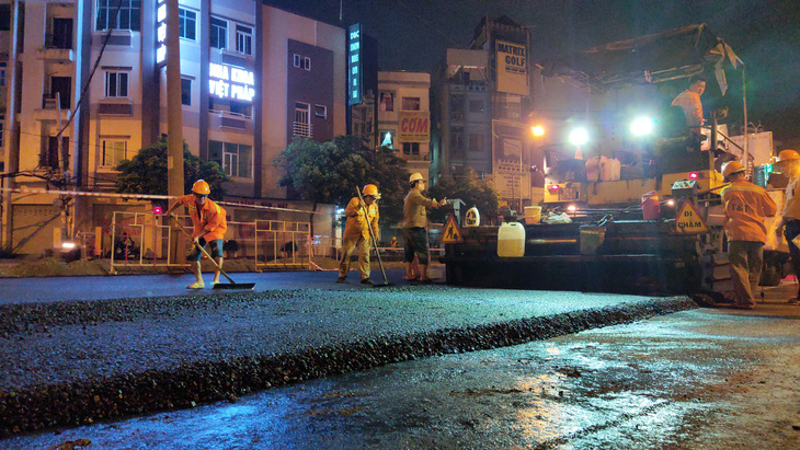Gấp rút sửa chữa, nâng cấp tuyến đường ngập nước Nguyễn Hữu Cảnh - Ảnh 1.