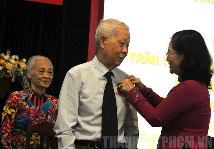 Trao huy hiệu 85 năm tuổi Đảng cho phu nhân cố Tổng bí thư Nguyễn Văn Linh - Ảnh 5.