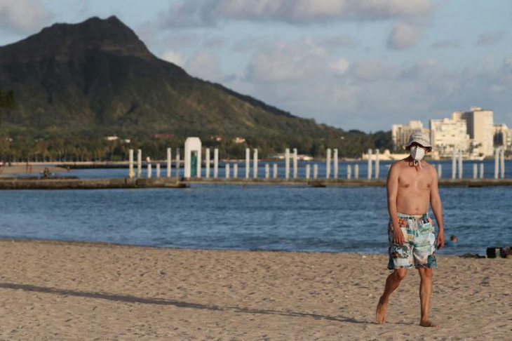 Du khách đi tù vì đăng ảnh biển Hawaii lên mạng xã hội khi đang cách ly - Ảnh 1.