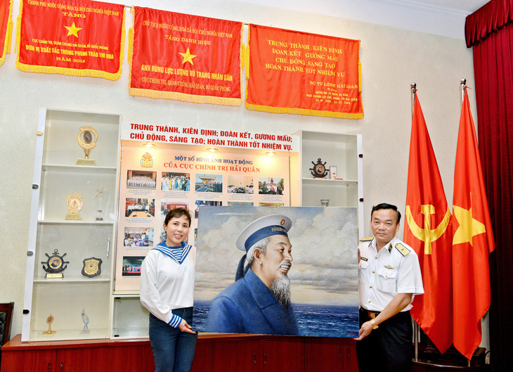 Tặng tranh Bác Hồ cho Bộ tư lệnh Quân chủng Hải quân - Ảnh 1.