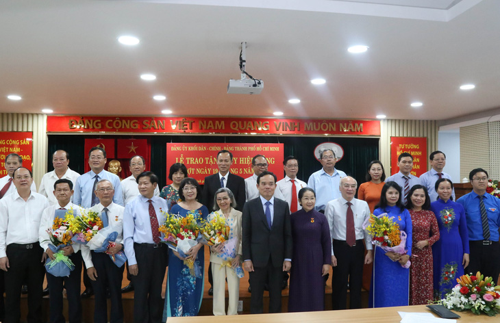 Phó bí thư Thành ủy Võ Thị Dung nhận huy hiệu 40 năm tuổi Đảng - Ảnh 1.