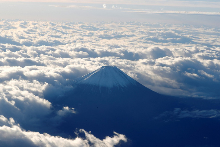 Núi Phú Sĩ đóng cửa trong mùa leo núi năm nay - Ảnh 1.