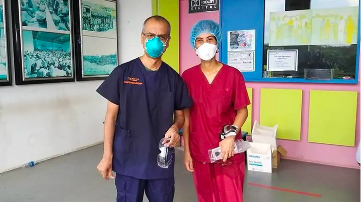 Bác sĩ Singapore: Chúng tôi học cách cười bằng đôi mắt - Ảnh 2.