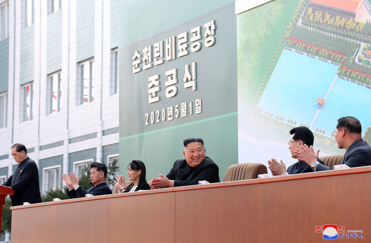 Hình ảnh ông Kim Jong Un xuất hiện trở lại sau những đồn đoán sức khỏe - Ảnh 3.
