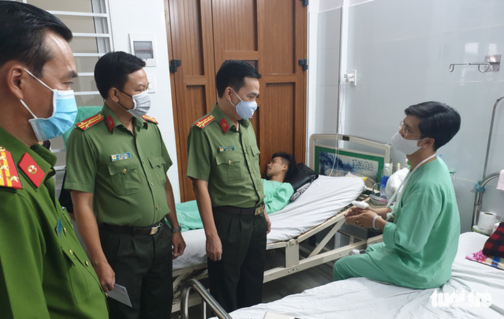 Đề xuất khen thưởng 5 cá nhân, 1 tập thể tham gia chữa cháy ở KCX Tân Thuận - Ảnh 2.