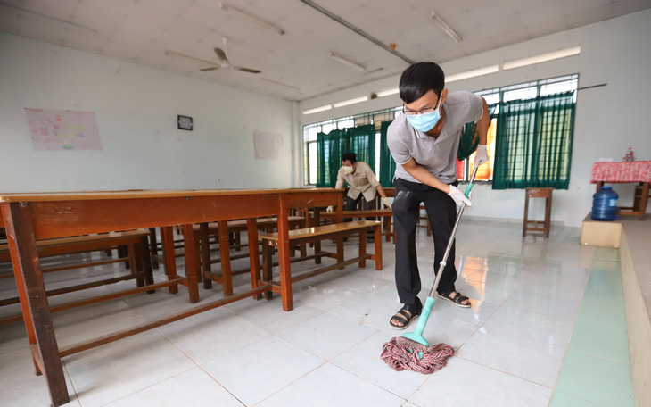 Nhà trường, phụ huynh TP.HCM, Hà Nội cùng dọn vệ sinh chuẩn bị đón học sinh trở lại