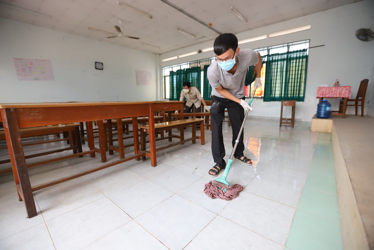 Nhà trường, phụ huynh TP.HCM, Hà Nội cùng dọn vệ sinh chuẩn bị đón học sinh trở lại - Ảnh 1.
