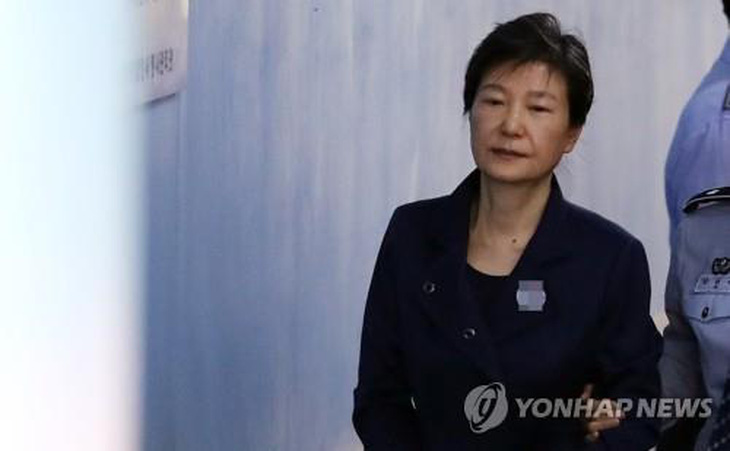 Nữ tổng thống đầu tiên của Hàn Quốc bị tăng lên 35 năm tù vì nhận hối lộ - Ảnh 1.