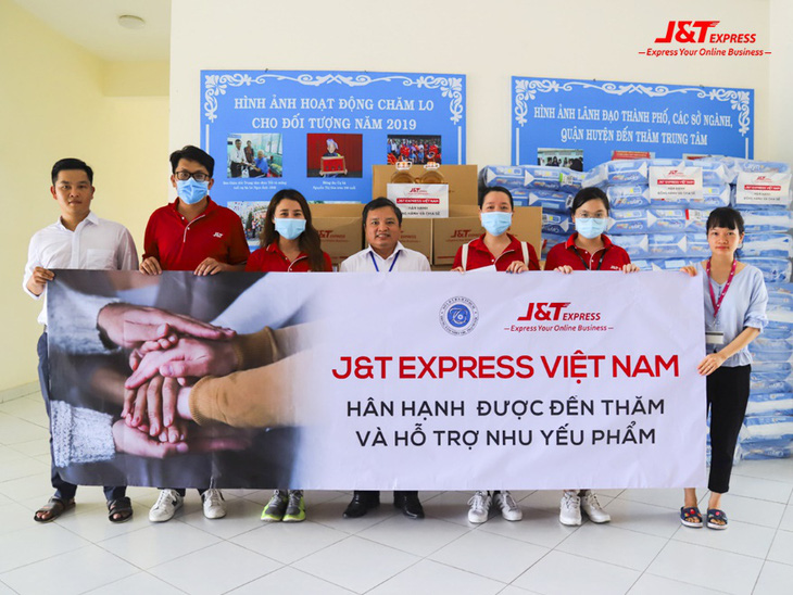 J&T Express tặng nhu yếu phẩm cho người bại liệt, người già neo đơn - Ảnh 6.