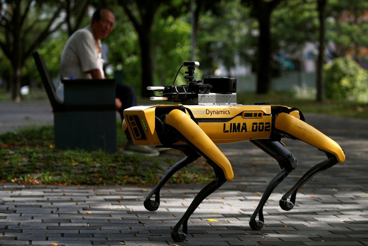 Singapore đưa chó robot ra công viên nhắc người dân giãn cách xã hội - Ảnh 1.