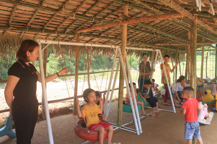 Dựng lều che khu vui chơi tránh nắng cho trẻ ở vùng cao Thanh Hóa - Ảnh 3.