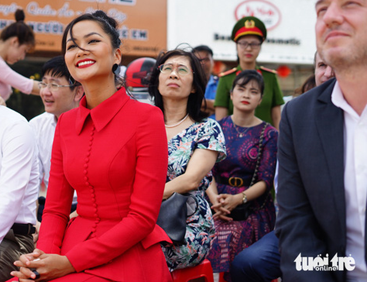 H’Hen Niê cùng Đại sứ quán Anh tuyên truyền phòng, chống mua bán người - Ảnh 1.