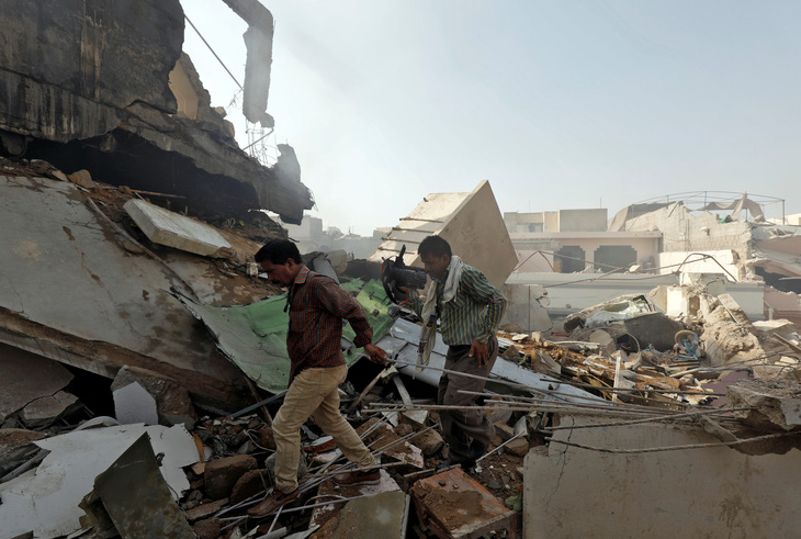 Máy bay chở 107 người rơi xuống khu dân cư ở Pakistan - Ảnh 2.