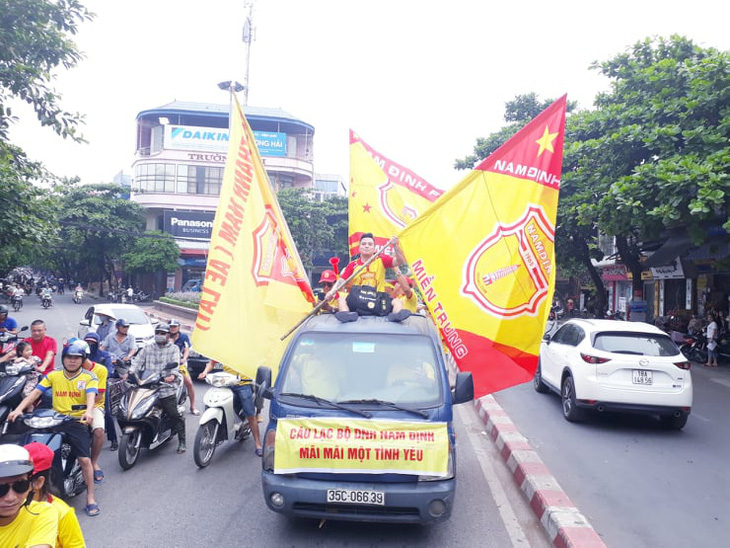 Cổ động viên thành Nam xuống đường cổ vũ trận Nam Định - Hoàng Anh Gia Lai - Ảnh 3.