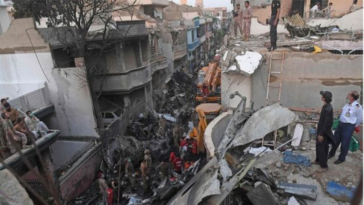 Hành khách sống sót sau thảm họa máy bay Pakistan: Xung quanh tôi toàn là lửa - Ảnh 1.