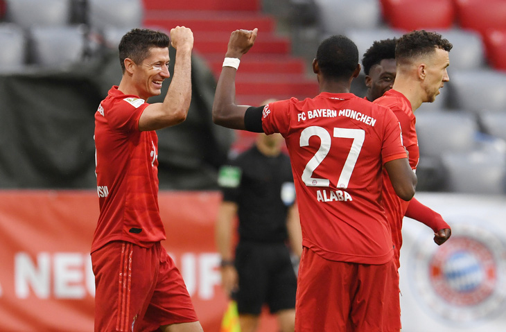 Khuất phục Frankfurt, Bayern Munich tái lập khoảng cách 4 điểm với Dortmund - Ảnh 2.