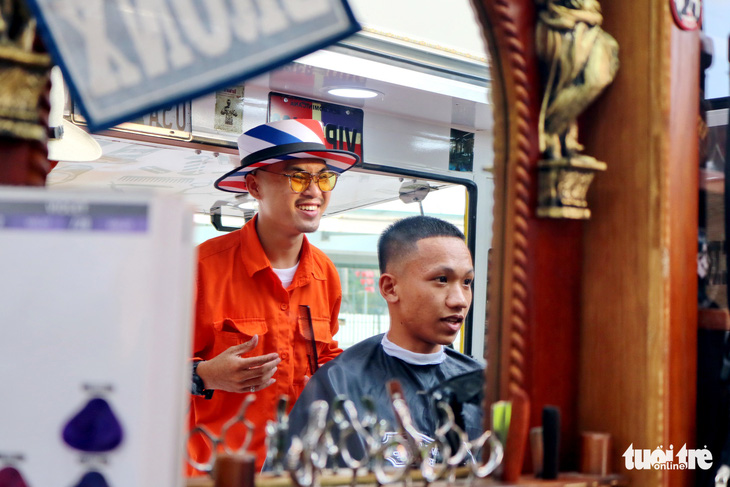 Sinh viên thích thú cắt tóc giá chỉ 2.000 đồng trong xe lưu động - Ảnh 3.