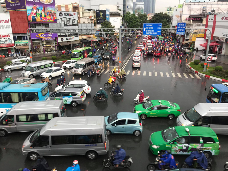 TP.HCM mưa sớm, miền Bắc, miền Trung sáng nắng chiều mưa - Ảnh 3.