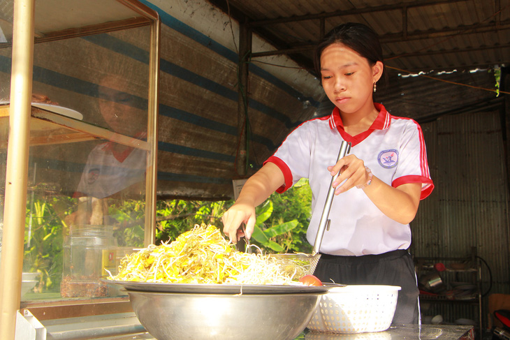 Nhận số tiền này tui sẽ mua cho con cái bàn để ngồi học - Ảnh 1.