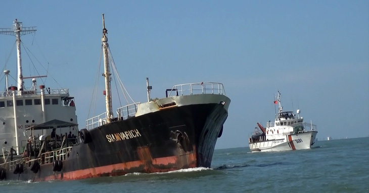 Cảnh sát biển bắt tàu ma chở nhiều dầu lậu vào biển Việt Nam - Ảnh 1.