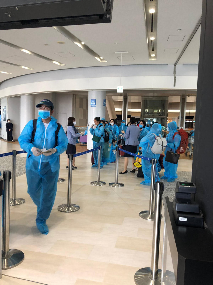 Vietnam Airlines đưa 340 công dân Việt về Hà Nội sau khi chở khẩu trang y tế cho Nhật - Ảnh 2.