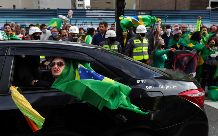 Tổng thống Brazil Bolsonaro đang đùa với tử thần COVID-19?