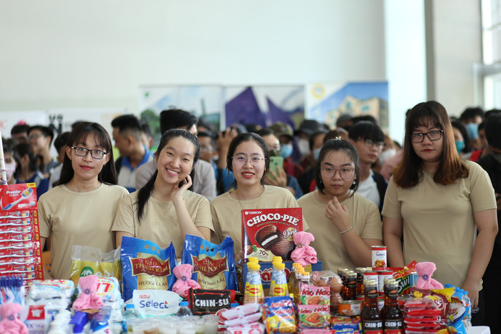 Hoa hậu Trần Tiểu Vy tham gia “phiên chợ 0 đồng” giúp sinh viên khó khăn - Ảnh 2.