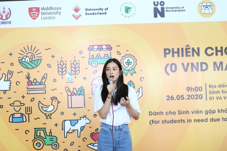 Hoa hậu Trần Tiểu Vy tham gia “phiên chợ 0 đồng” giúp sinh viên khó khăn - Ảnh 1.