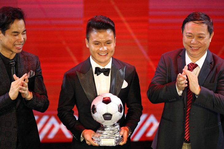 Ông Park an ủi Quang Hải khi chỉ giành Quả bóng Bạc Việt Nam 2019 - Ảnh 1.