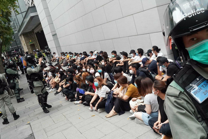Biểu tình ở trung tâm Hong Kong, 180 người bị bắt - Ảnh 1.