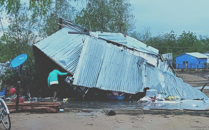 "Mưa vàng" kèm lốc xoáy ở Ninh Thuận làm 102 căn nhà hư hỏng