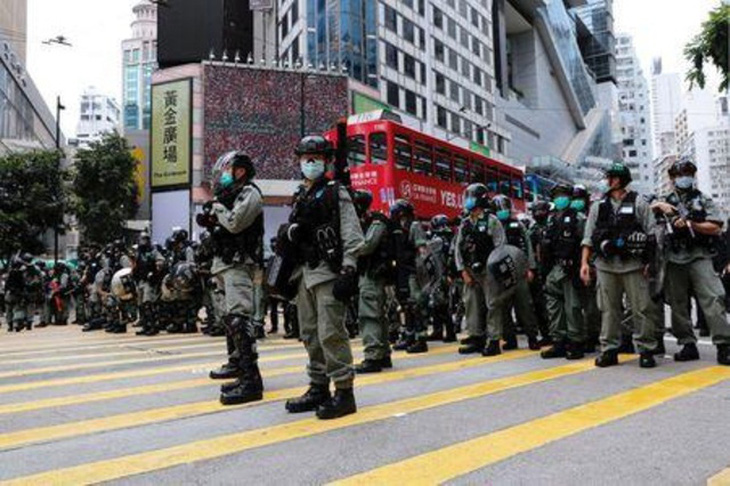 Hong Kong tăng cường cảnh sát trong đêm - Ảnh 1.