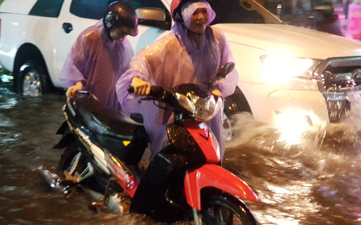 TP.HCM mưa lớn, người dân lội biển nước mênh mông về nhà