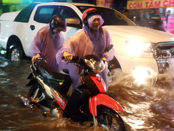 TP.HCM mưa lớn, người dân lội biển nước mênh mông về nhà - Ảnh 4.