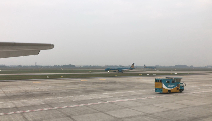 Một trong hai đường băng sân bay Tân Sơn Nhất sẽ dừng hoạt động để sửa trong 6 tháng - Ảnh 2.