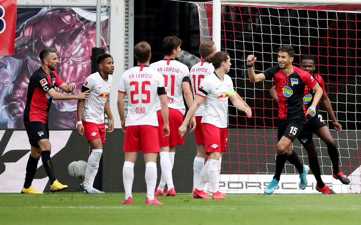 Đánh rơi chiến thắng trước Hertha Berlin, RB Leipzig cạn hi vọng vô địch - Ảnh 1.