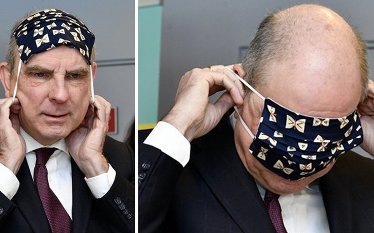 Bật cười với Phó thủ tướng Bỉ bối rối không biết cách đeo khẩu trang
