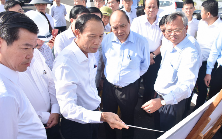 Thủ tướng Nguyễn Xuân Phúc: Kết nối hạ tầng giao thông để đón cơ hội đầu tư hậu COVID-19 - Ảnh 1.