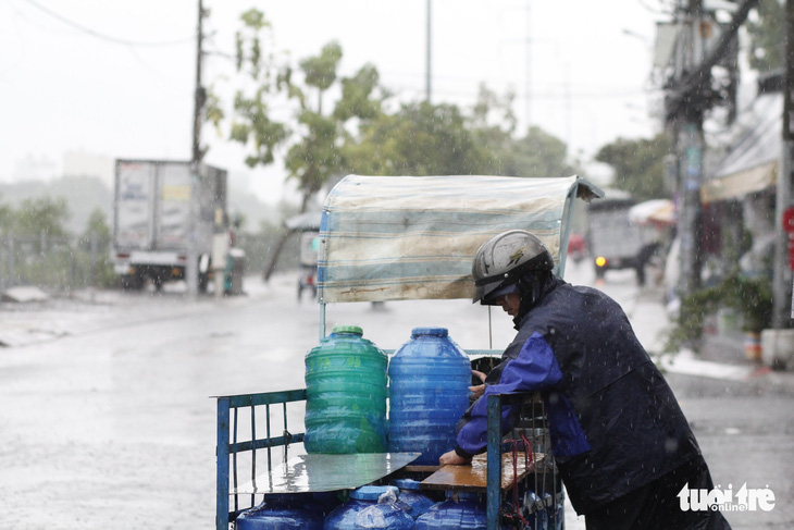 TP.HCM: Mưa lớn nước chảy như lũ trên phố, cây gãy cành đè người đi đường - Ảnh 2.