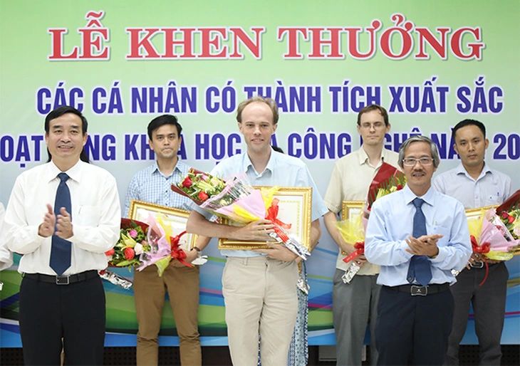 Đà Nẵng trao thưởng cho các nhà khoa học ĐH Duy Tân - Ảnh 1.