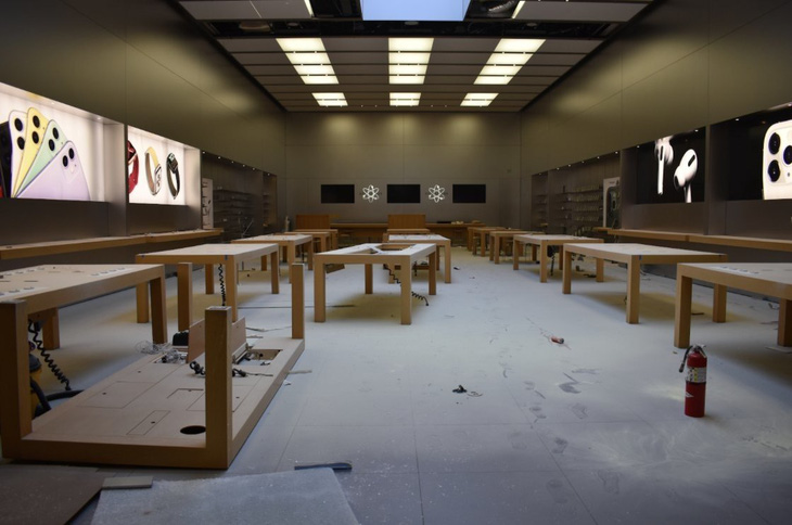 Các cửa hàng Apple, ngân hàng, trung tâm thương mại bị ‘hôi của’, đập phá trong biểu tình - Ảnh 1.