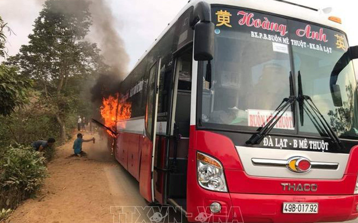 Dân tưới cà phê phụ dập lửa xe khách đang cháy dữ dội