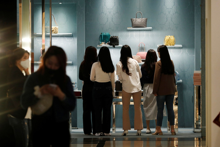 Hàn Quốc nới lỏng chống dịch, người dân đổ xô đi mua sắm - Ảnh 1.