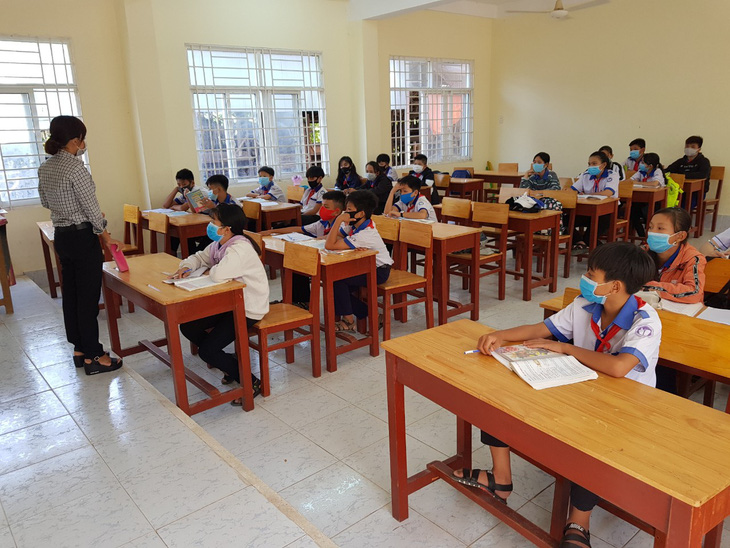 Cả ngàn học sinh Việt kiều ở Campuchia chưa thể đến trường nhập học - Ảnh 1.