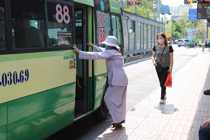 TP.HCM thêm 4 tuyến xe buýt hoạt động trở lại - Ảnh 1.