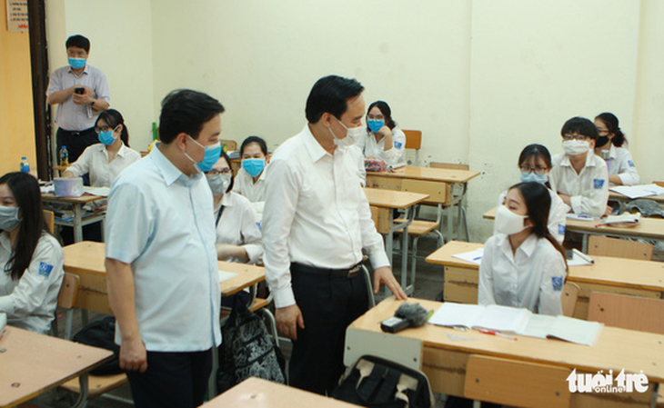 Bộ trưởng Phùng Xuân Nhạ: Có thể để một số nội dung dạy học sang đầu năm học mới - Ảnh 1.