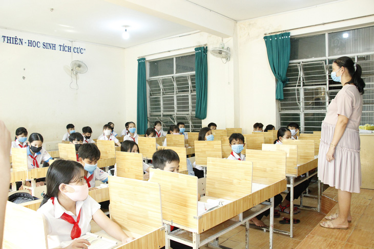 Giáo viên mua ván ép về ngăn vách phòng học chống dịch cho học sinh - Ảnh 3.